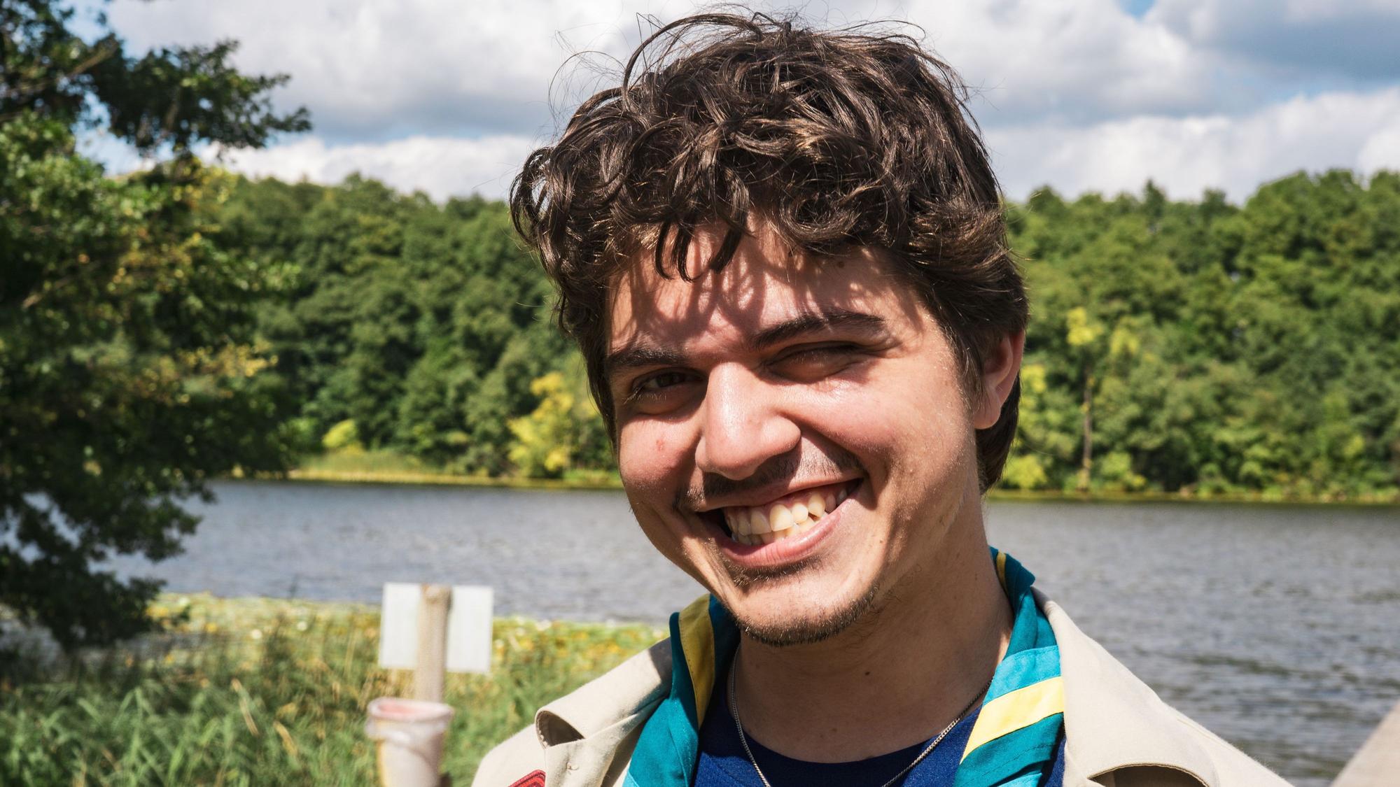 Pfadfinder Guilherme Santos Cysne lächelt in die Kamera.