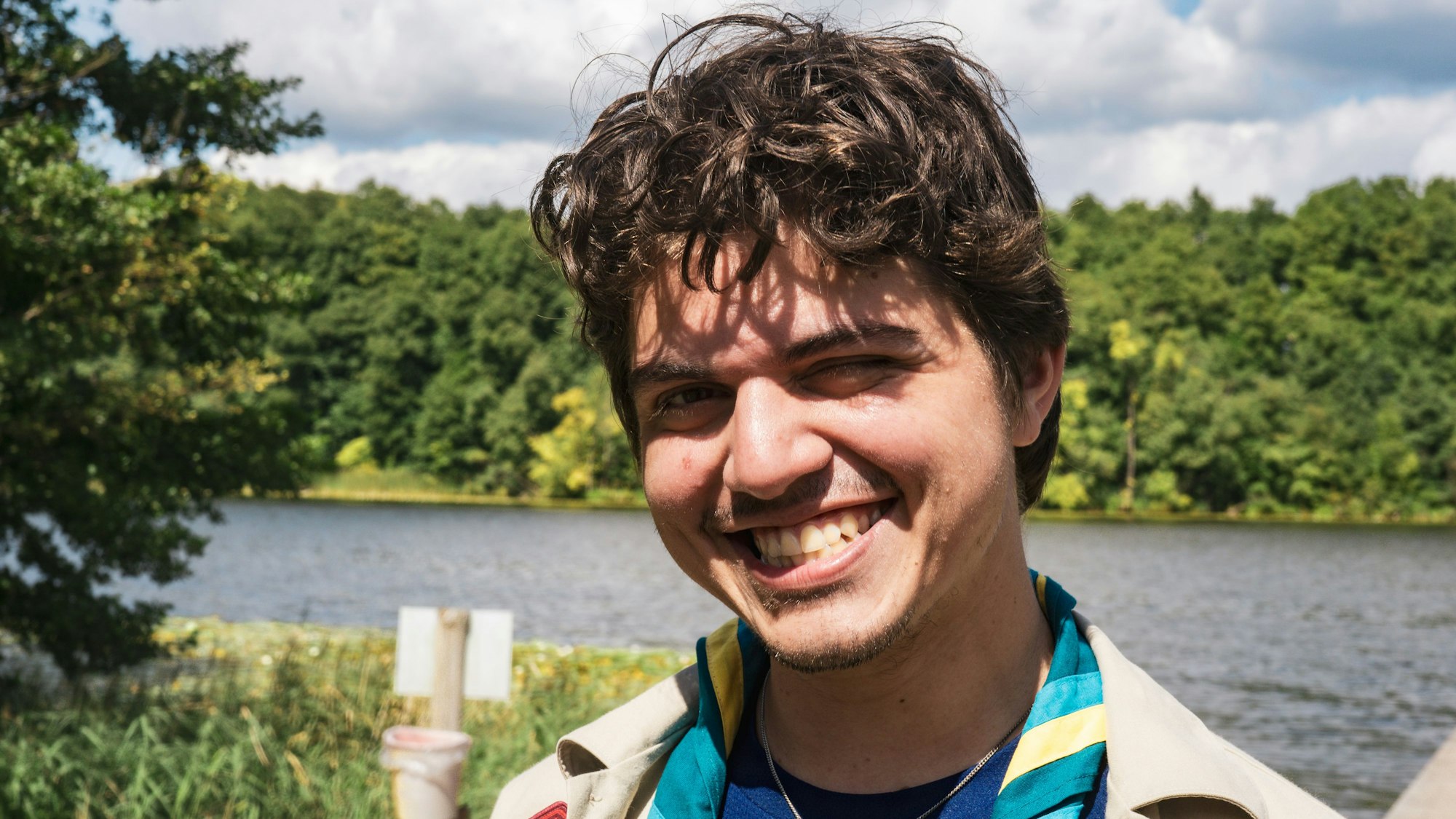 Pfadfinder Guilherme Santos Cysne lächelt in die Kamera.