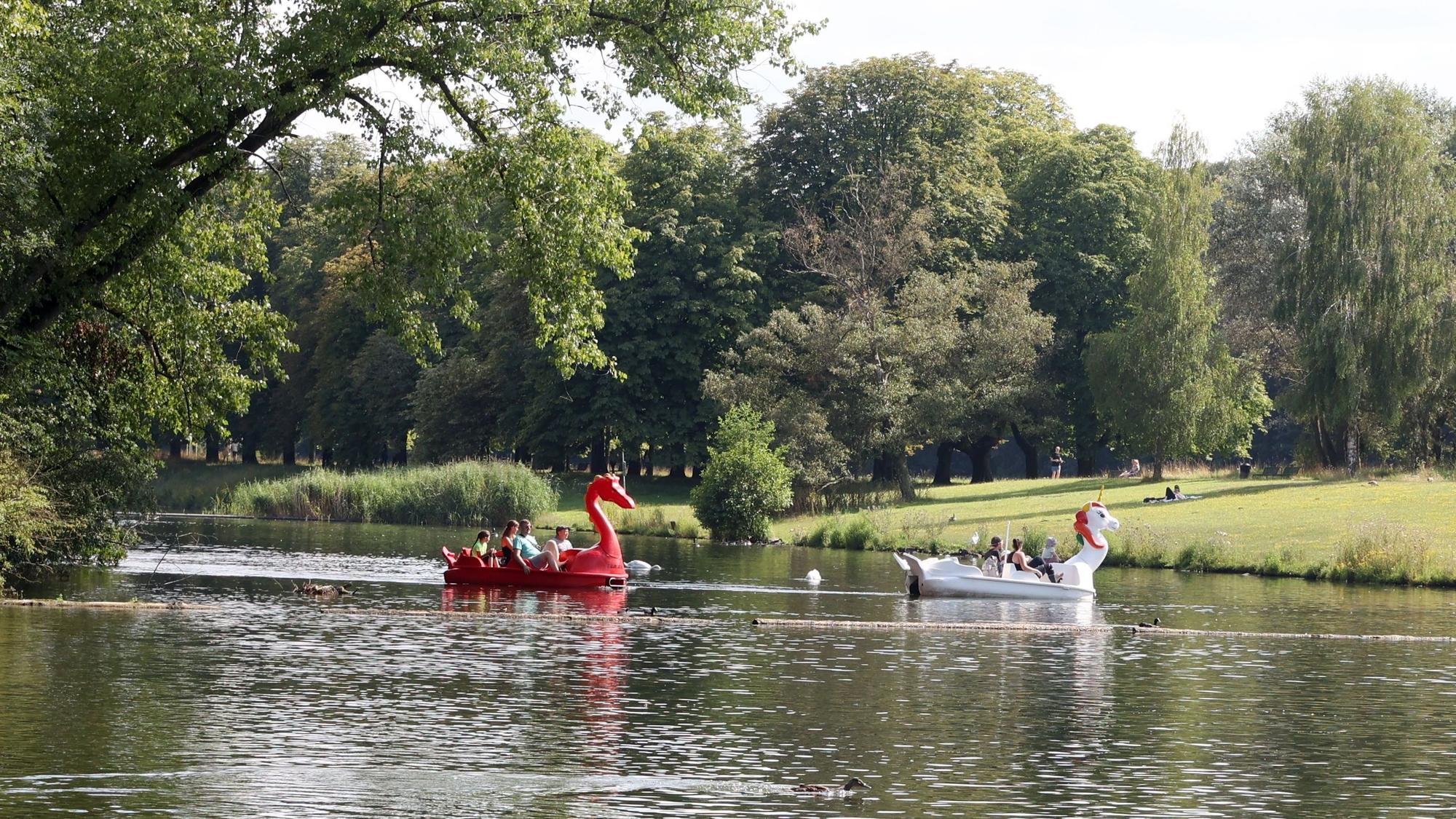 28.07.2024
Köln:
Tretboot fahren am Decksteiner Weiher.
Die Tretboote habe lustige Formen:
Einhorn und Drachen