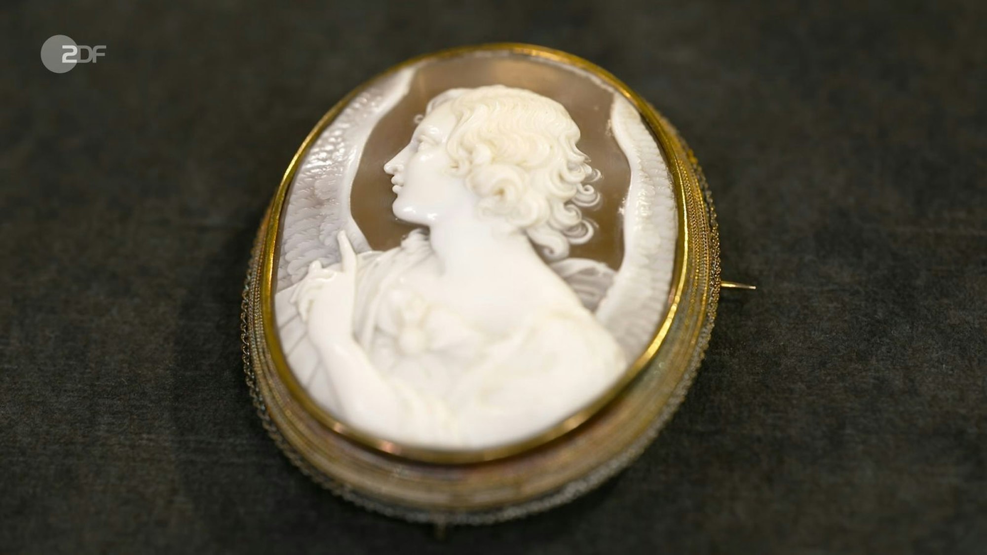 „Die Menschen, die so etwas schneiden können - unglaublich“, schwärmte Horst Lichter über die filigrane Muschel-Kamee, die den Erzengel Gabriel zeigte. Die antike Brosche, ein echtes Schmuckstück aus den Jahren 1860/70, konnte 800 bis 1.000 Euro wert sein. (Bild: ZDF)