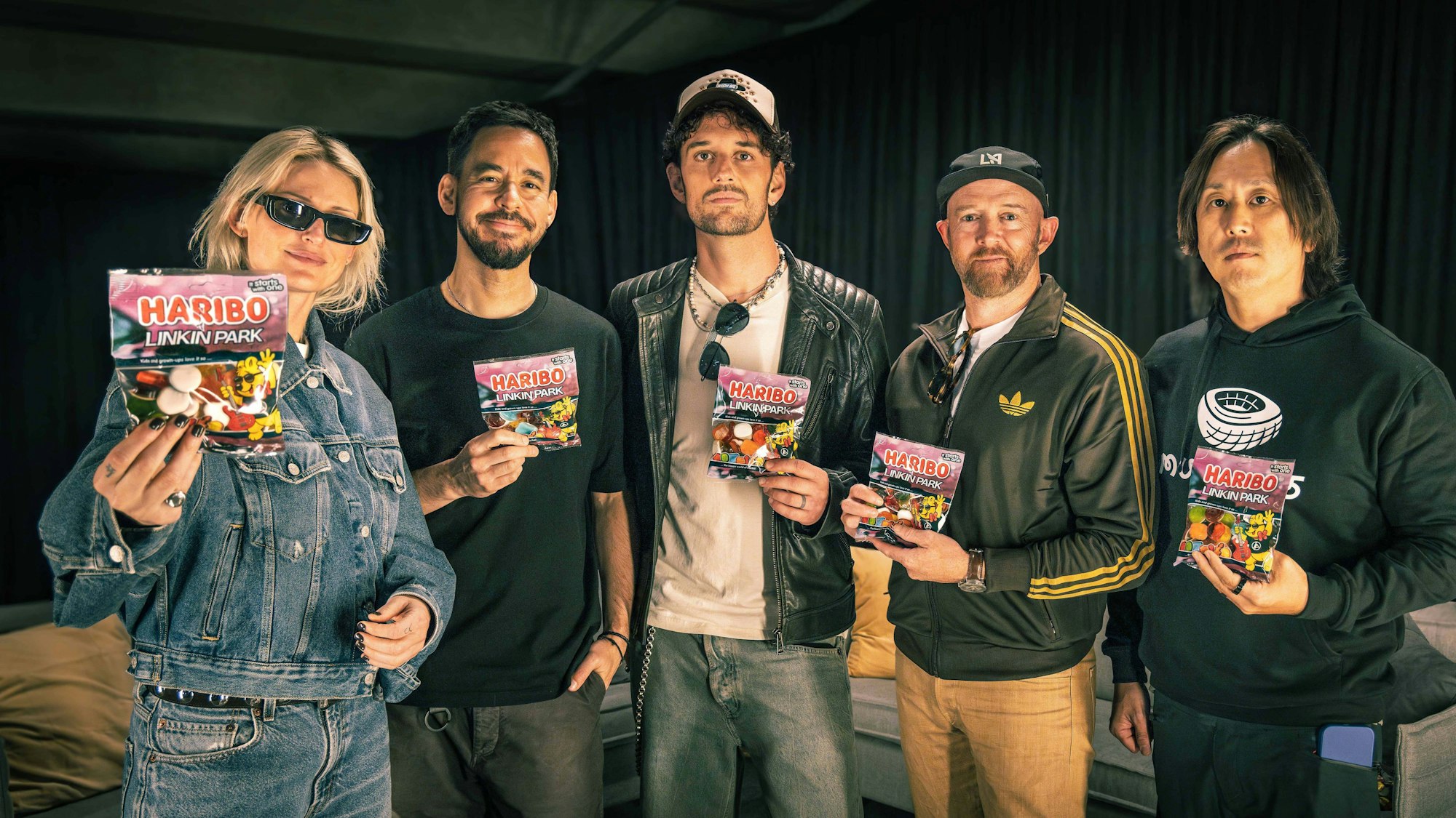 Die Bandmitglieder von Linkin Park halten ihre eigens kreierten Haribo in den Händen.