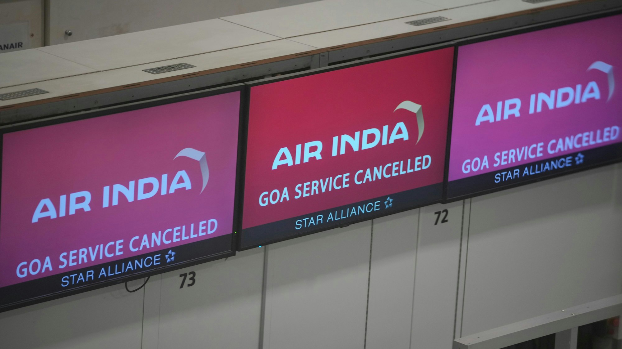 Ein Schalter der Fluggesellschaft Air India am Flughafen Gatwick zeigt die Information, dass der Flug nach Goa gestrichen wurde, nachdem ein Flugzeug von Air India mit dem Ziel London in Ahmedabad in Indien abgestürzt ist.