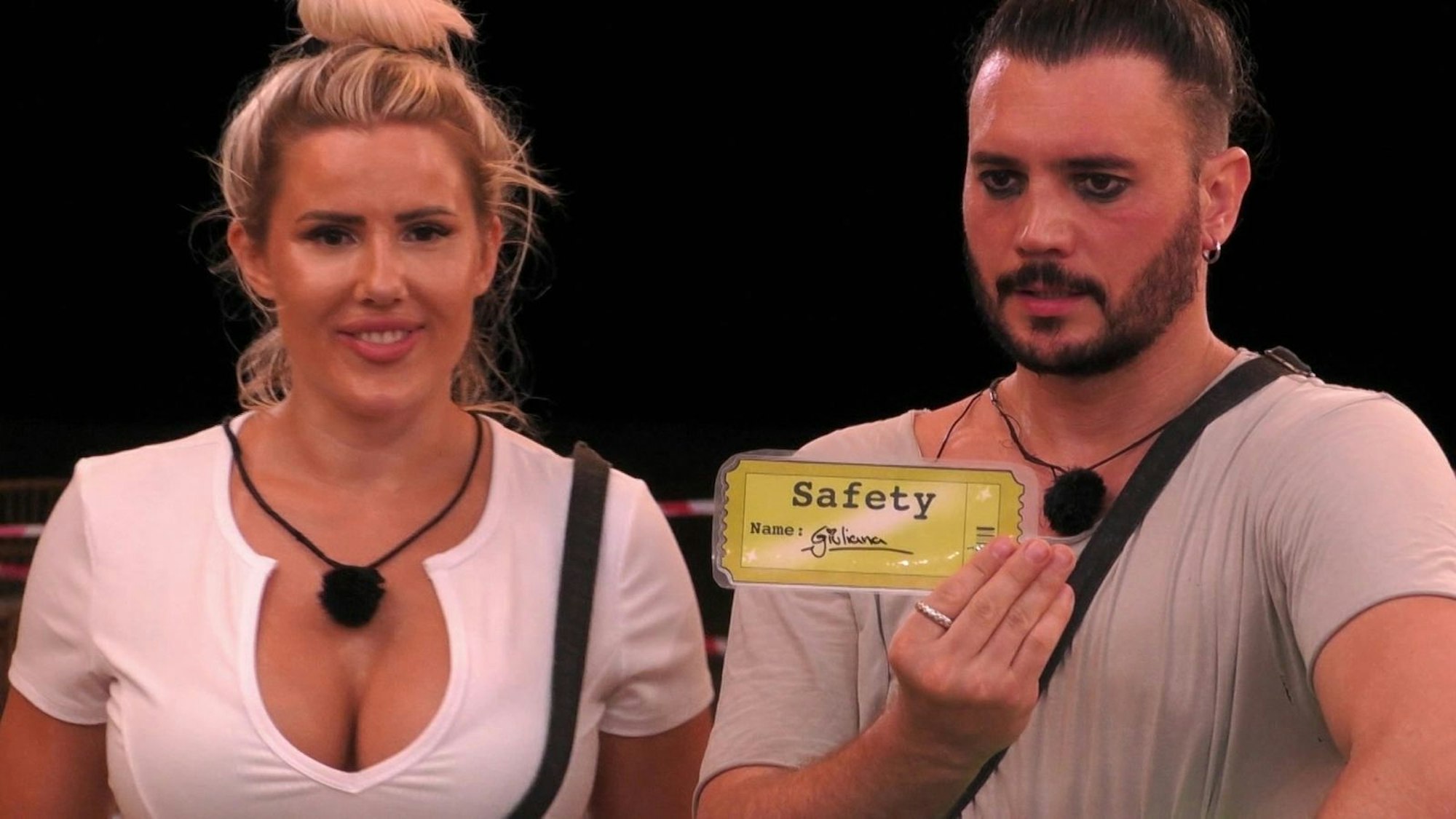 Die Safety-Lotterie gewann aber Giuliana. Sie hatte sechs Betten für drei Lose geopfert, gab aber nur zwei zu. (Bild: RTLZWEI)