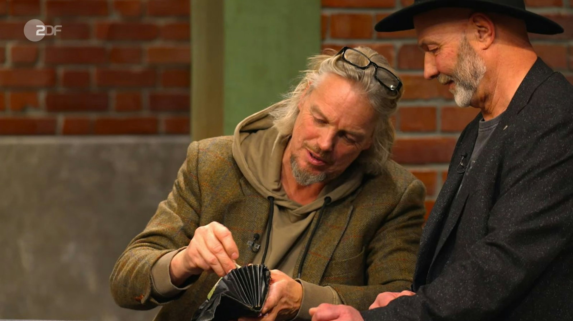 Jos van Katwijk packte den Zockergeist aus und zauberte satte 200 Euro aus dem Portemonnaie. Ein echter Hauptgewinn für die Verkäufer, die dankend annahmen! (Bild: ZDF)