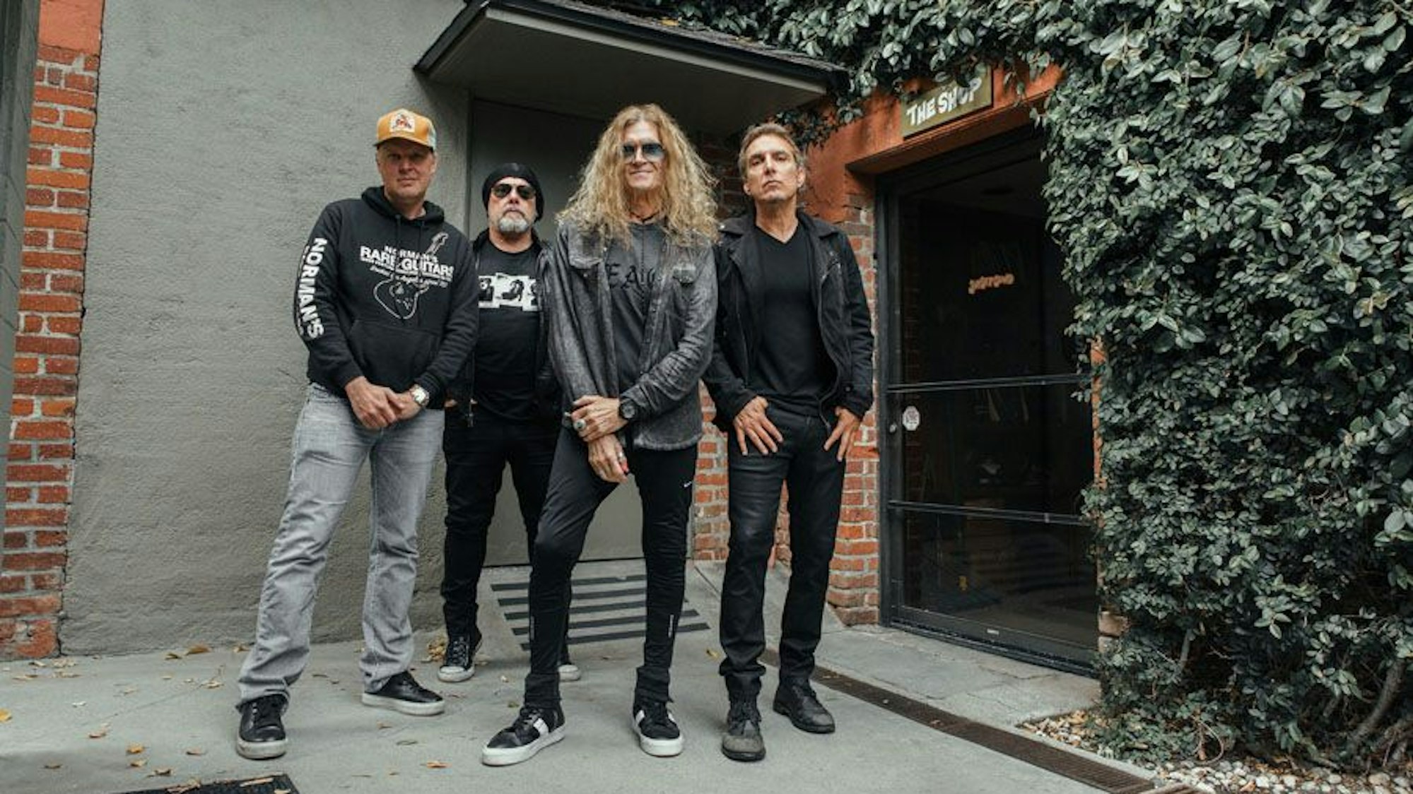 Vier Männer stehen nebeneinander.