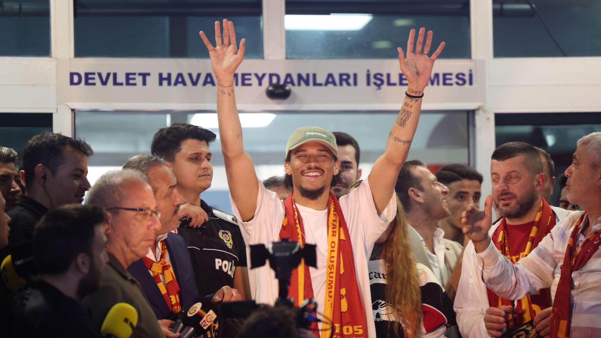 Leroy Sané kommt am Flughafen in Istanbul an und wird von den Galatasaray-Fans wie ein König empfangen.
