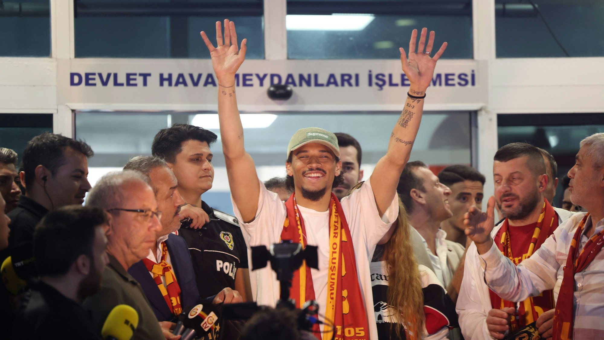Leroy Sané kommt am Flughafen in Istanbul an und wird von den Galatasaray-Fans wie ein König empfangen.