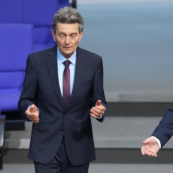 Keine Einigkeit in der SPD: Boris Pistorius (r.) hat ein „Manifest“ von Rolf Mützenich (l.) und weiteren Sozialdemokraten scharf kritisiert. (Archivbild)