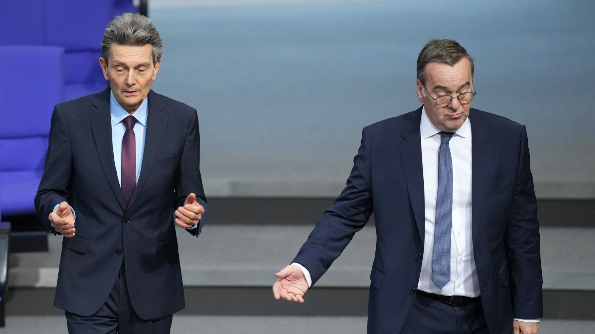 Keine Einigkeit in der SPD: Boris Pistorius (r.) hat ein „Manifest“ von Rolf Mützenich (l.) und weiteren Sozialdemokraten scharf kritisiert. (Archivbild)
