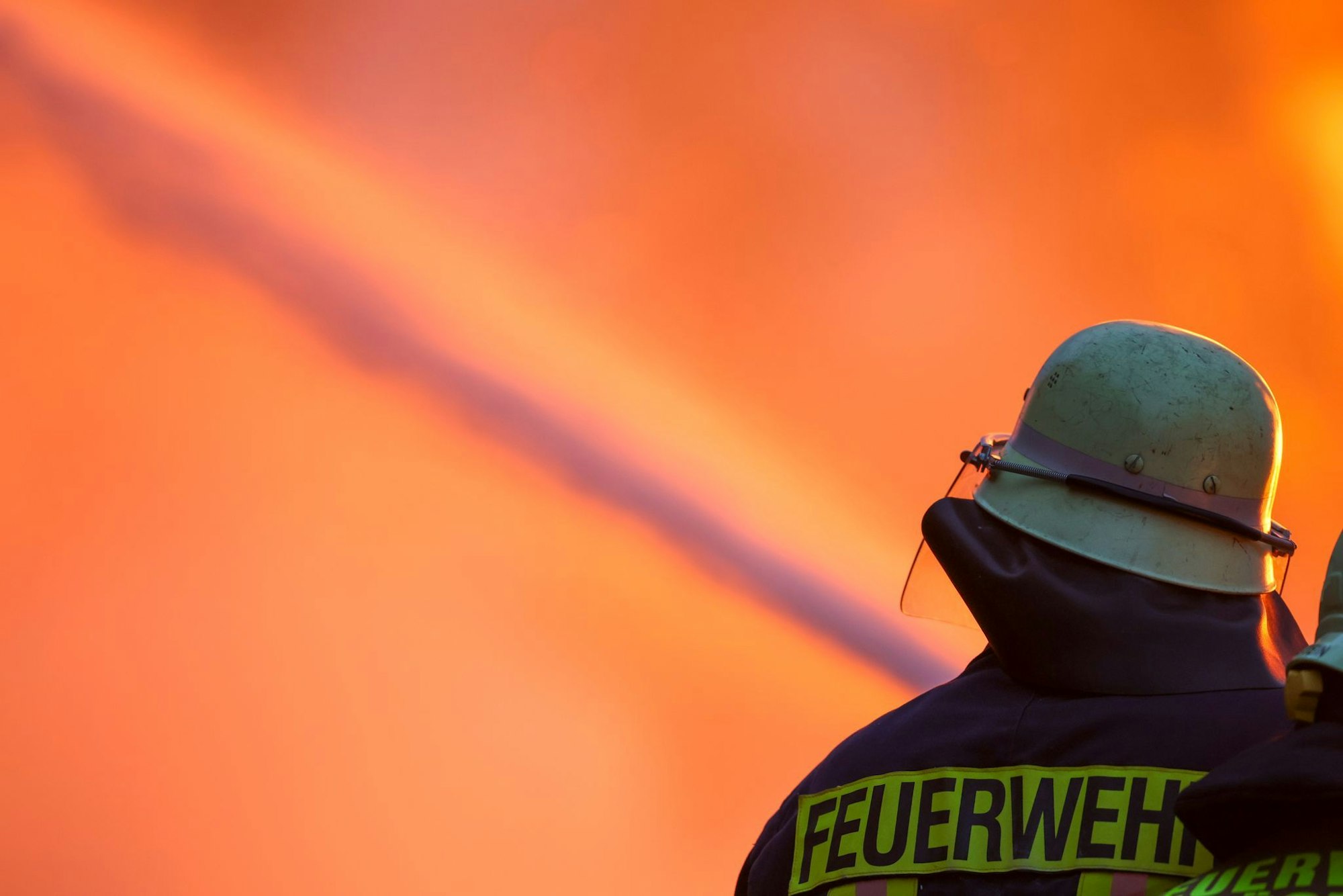Mehrere Feuerwehrtrupps versuchten noch, die vermisste Person aus der Dachgeschosswohnung des Mehrparteienhauses zu retten. (Symbolbild)