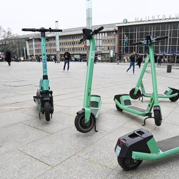 04.03.2024 Köln. Diese Elektroroller wurden am Hauptbahnhof, in Nähe der Trankgasse, nicht ordnungsgemäß abgestellt. Foto Alexander Schwaiger