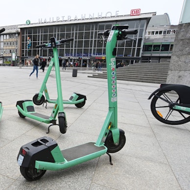 04.03.2024 Köln. Diese Elektroroller wurden am Hauptbahnhof, in Nähe der Trankgasse, nicht ordnungsgemäß abgestellt. Foto Alexander Schwaiger