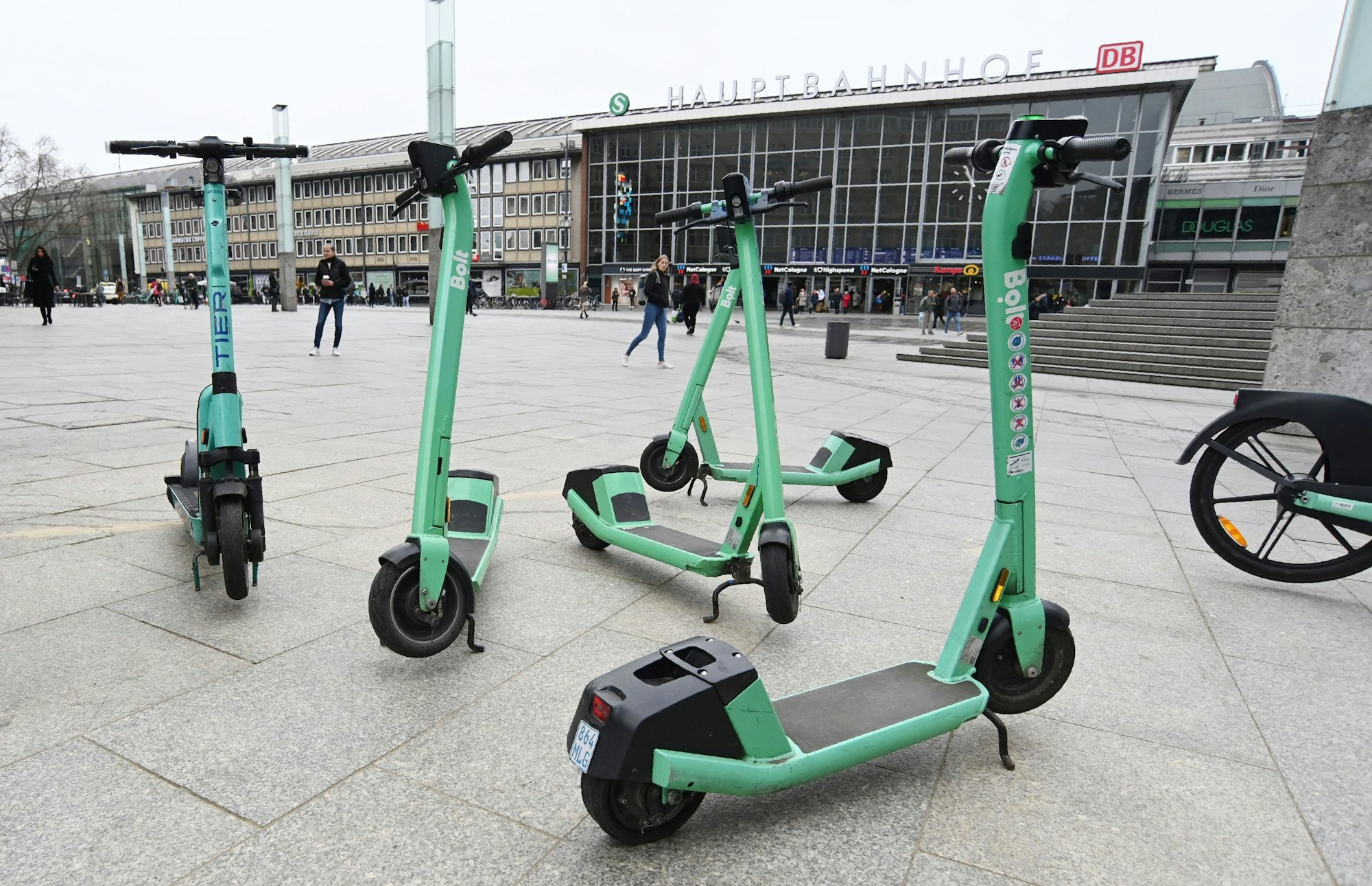 04.03.2024 Köln. Diese Elektroroller wurden am Hauptbahnhof, in Nähe der Trankgasse, nicht ordnungsgemäß abgestellt. Foto Alexander Schwaiger
