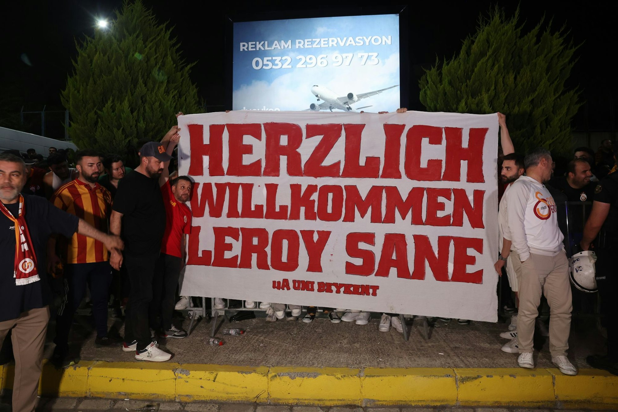 Leroy Sané ist in Istanbul begeistert empfangen worden.