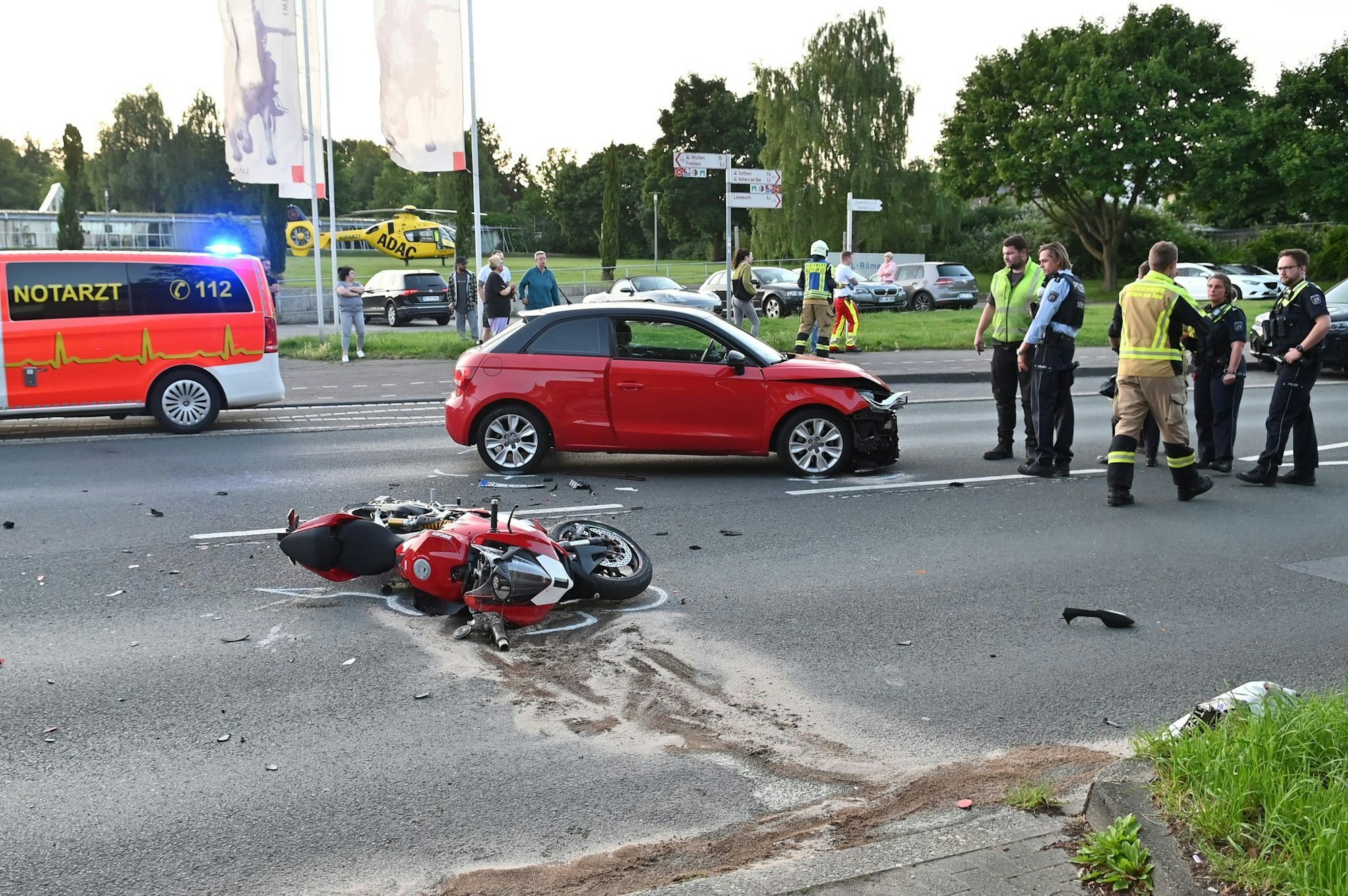 Ob der Unfallverursacher auch verletzt wurde, blieb zunächst unklar.