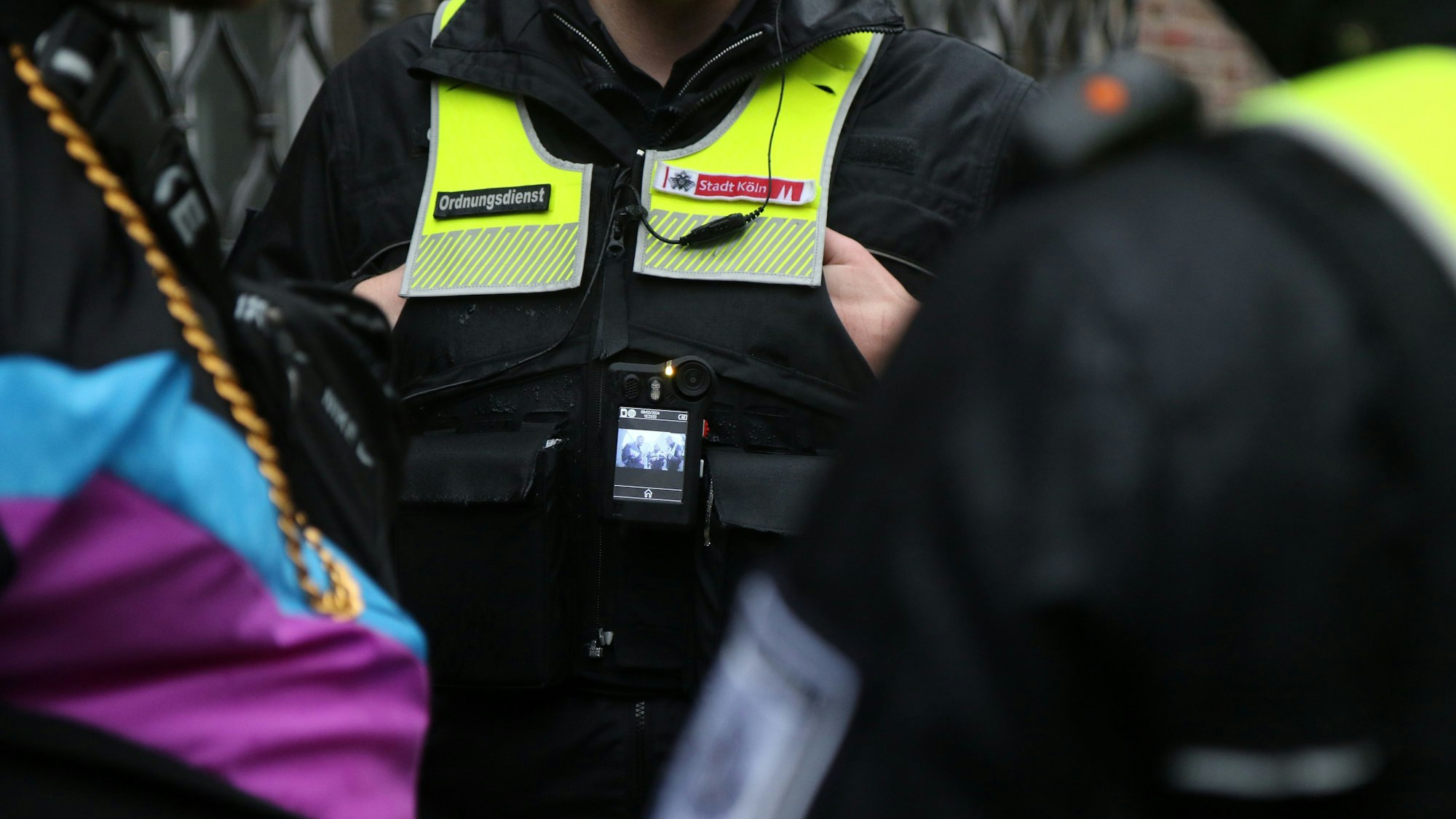 Vier Jahre nach dem ersten Entschluss wird das Kölner Ordnungsamt mit Bodycams ausgestattet.