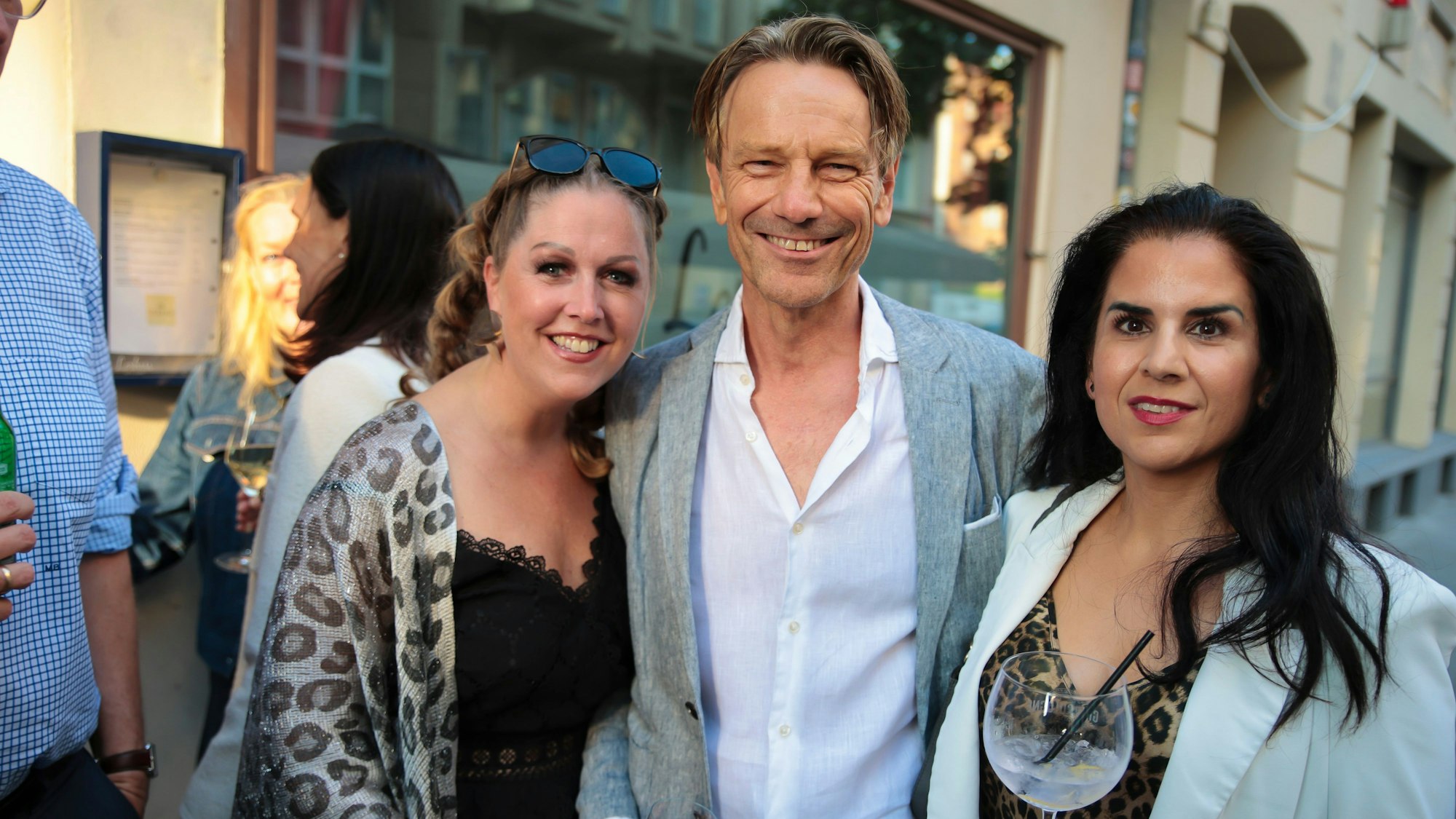 11.06.205, Köln: Angela Roeckerath (WalldeCaux) , Uwe Hoch Geschurtz ( Ex COO Stellanis Europa ) und Donya Blumenstiel (Althoff Hotels). Bar de Cologne. Networking Concept in der Lorbass Bar. Foto:Dirk Borm