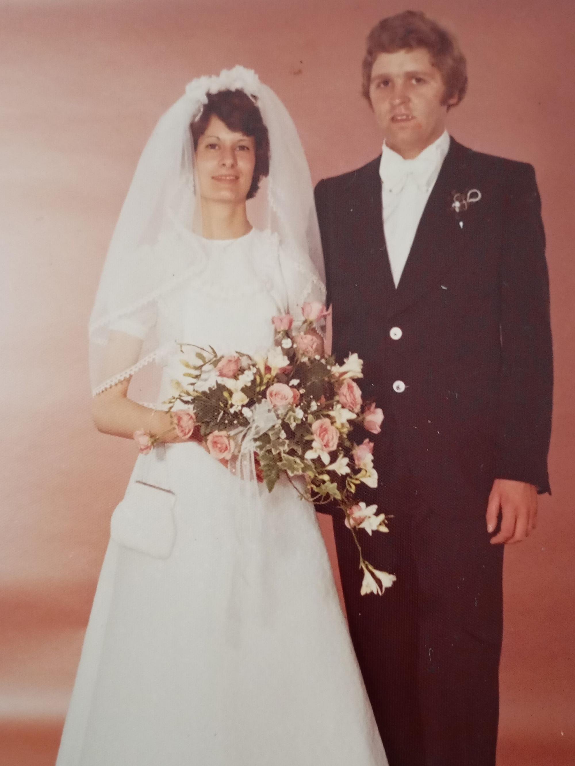Das Foto zeigt ein Ehepaar im Jahr 1975.