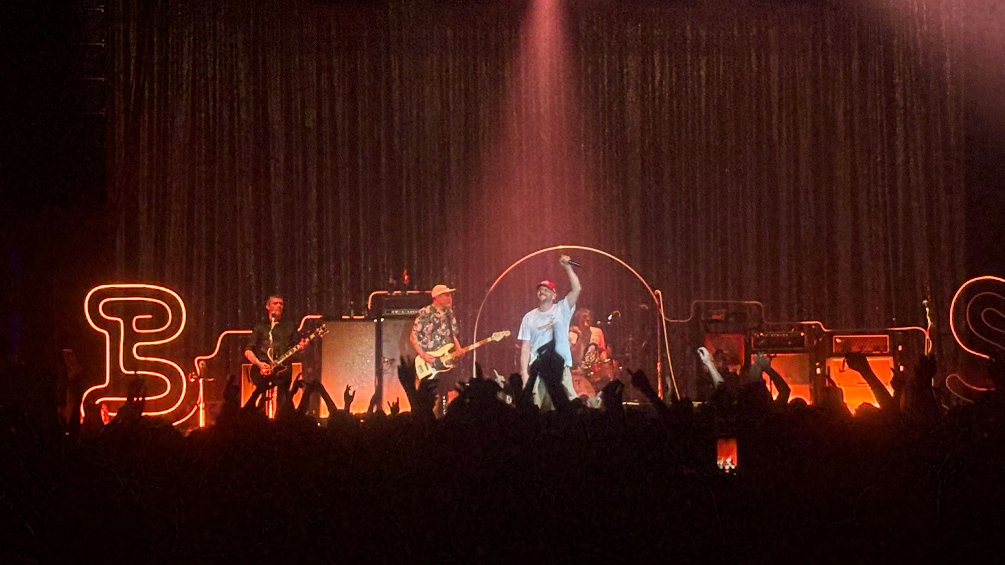 Das Bild zeigt die Band Beatsteaks bei ihrem Konzert im Kölner Palladium im Juni 2025. Foto: Kevin Goonewardena