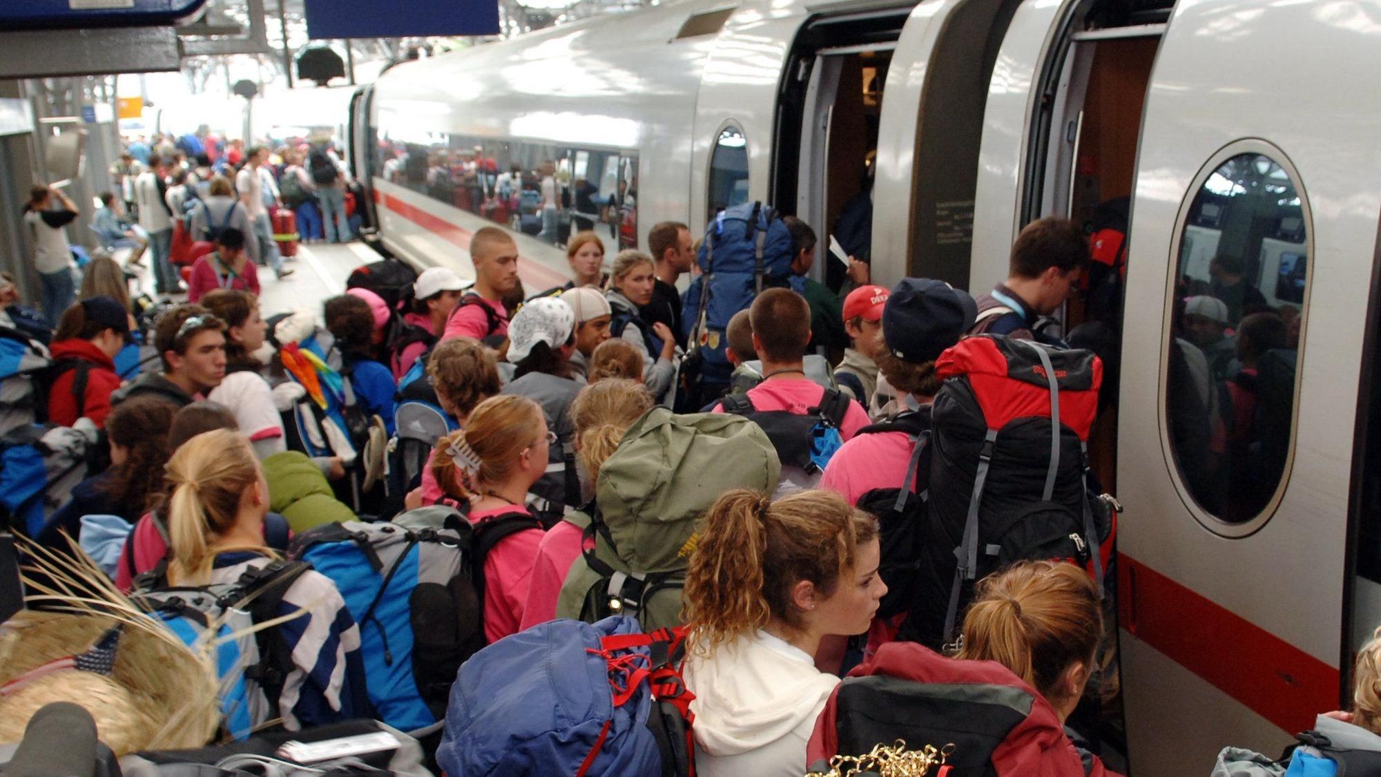 Besonders in den Ferienzeiten, wenn Sitzplätze ohne Reservierung kaum zu ergattern sind, enlastete die Familienreservierung der Deutschen Bahn Eltern finanziell. (Symbolbild)