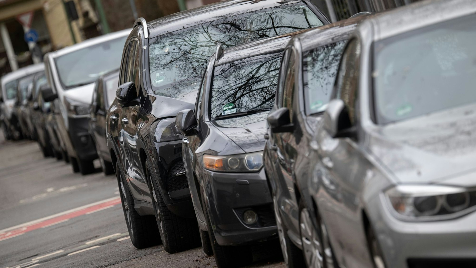 Die durchschnittliche Höhe der Motorhauben von Autos hat sich laut einer Studie seit 2010 jährlich um 0,5 Zentimeter erhöht. (Archivbild)