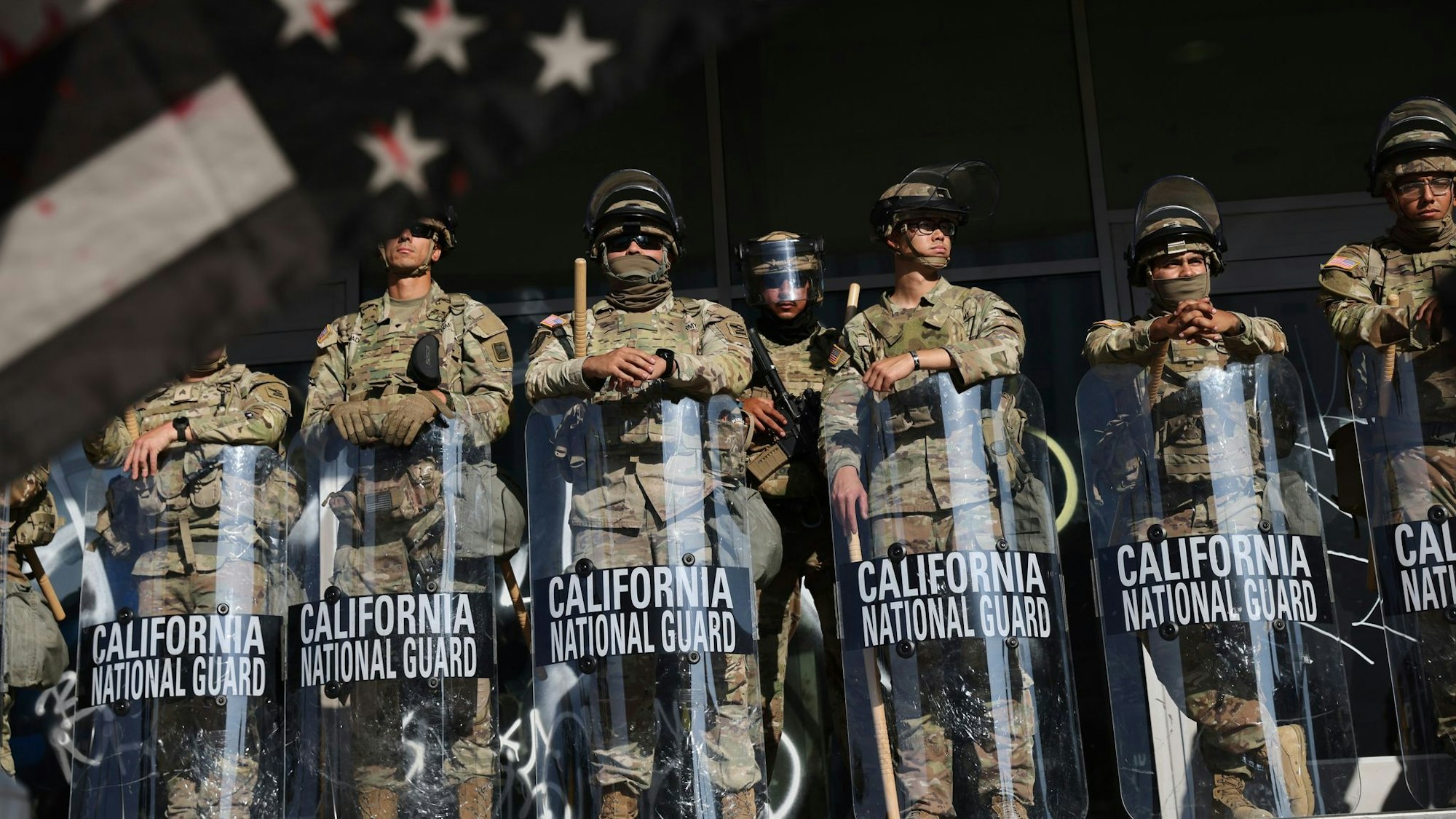 Soldaten der Nationalgarde beschützen in Los Angeles Einrichtungen des Bundes - und schon bald ihre Zahl verdoppelt werden.
