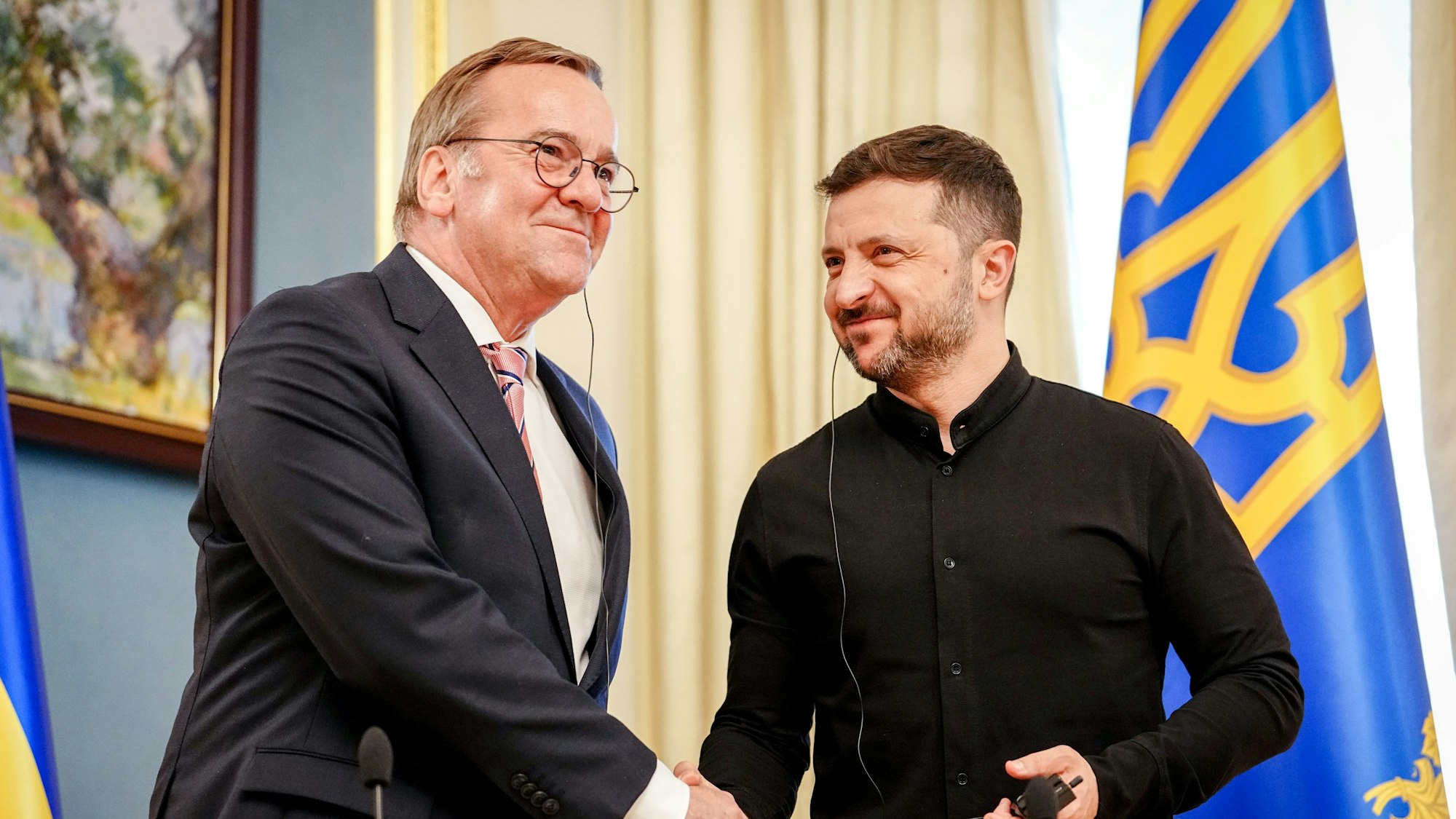 Boris Pistorius und Wolodymyr Selenskyj geben sich bei einer Pressekonferenz in Kiew die Hand (12. Juni. 2025)