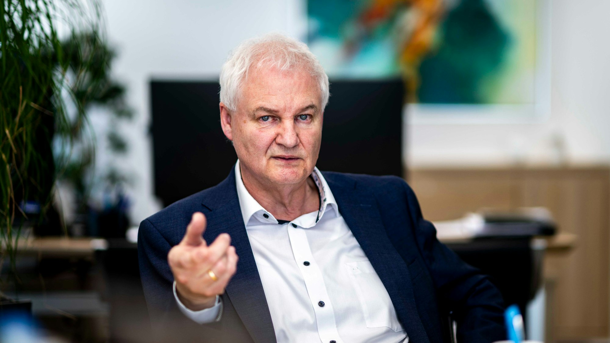 Hans-Jürgen Lembicz aus dem Vorstand der Volksbank Euskirchen. Die Bank hat schon vor längerem die Vier-Tages-Woche eingeführt und wird nun 125 Jahre alt.