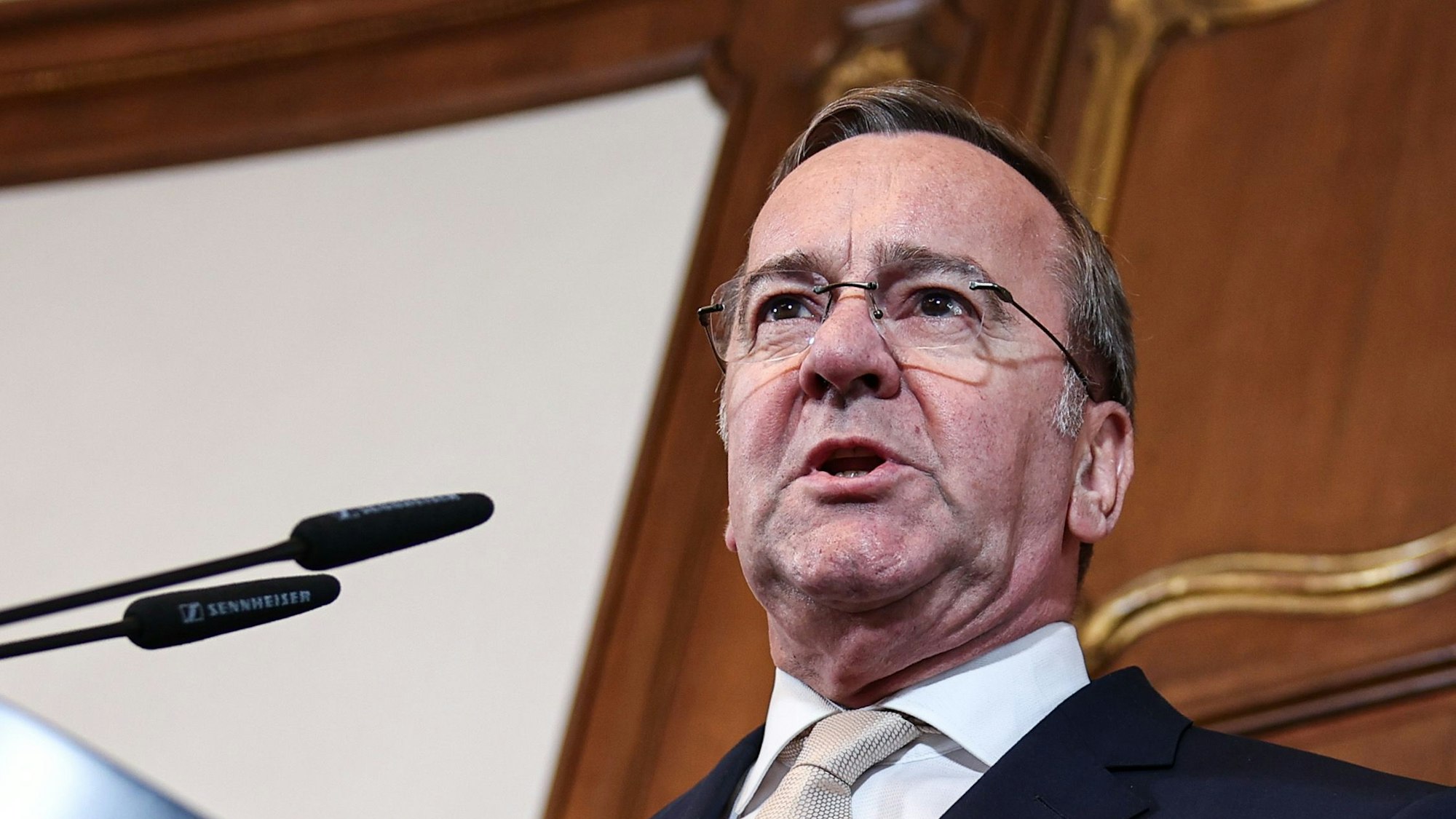 Boris Pistorius (SPD), Bundesminister der Verteidigung, spricht auf einer Pressekonferenz.