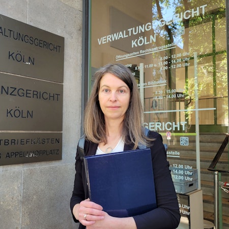 Iris Kunadt, partei- und fraktionsloses Mitglied des Gemeinderates in Nümbrecht, am Donnerstag auf dem Weg zu ihrer Verhandlung vor dem Verwaltungsgericht in Köln.