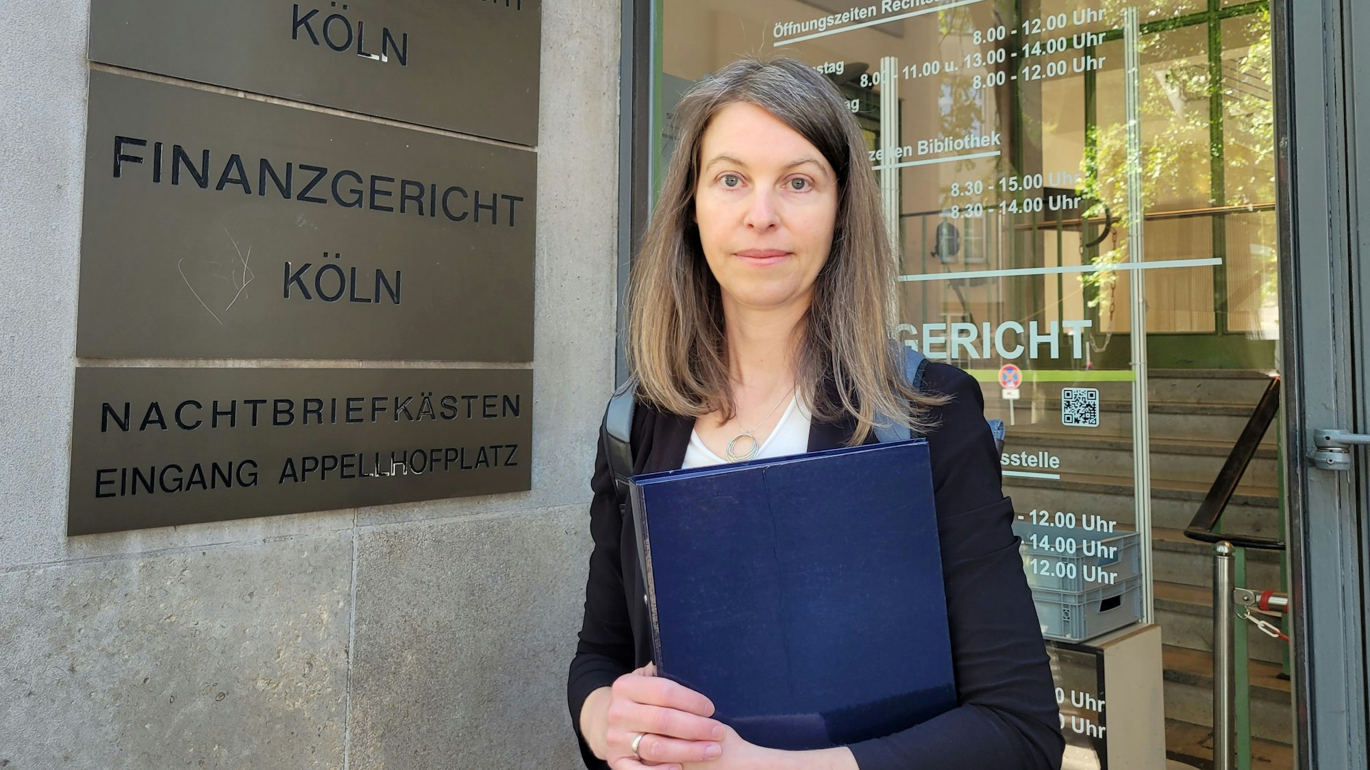 Iris Kunadt, partei- und fraktionsloses Mitglied des Gemeinderates in Nümbrecht, am Donnerstag auf dem Weg zu ihrer Verhandlung vor dem Verwaltungsgericht in Köln.