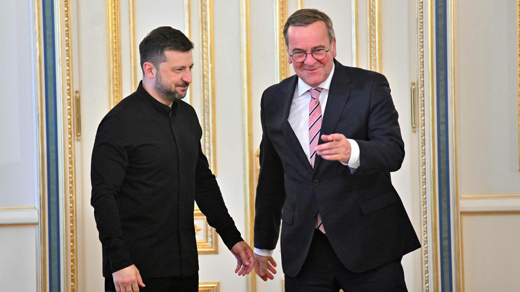 Der ukrainische Präsident Wolodymyr Selenskyj und der deutsche Verteidigungsminister Boris Pistorius stehen einander gegenüber und unterhalten sich vor einem offiziellen Treffen in Kiew.