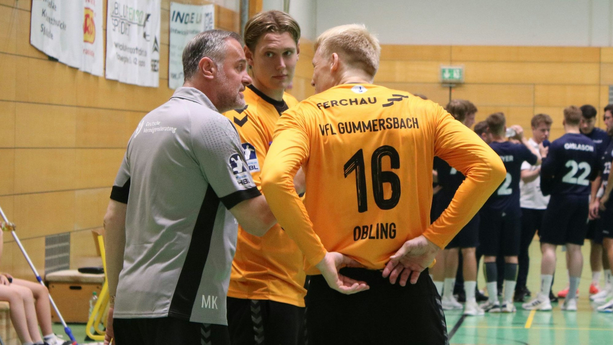 Mario Kelentric´gibt den beiden Torhütern gestenreich Anweisungen.