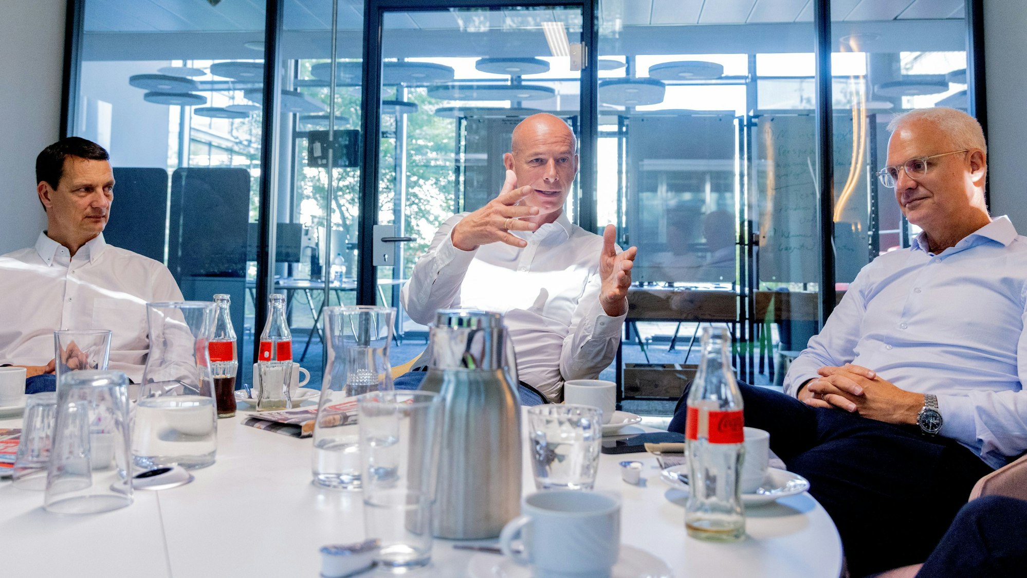 Jörn Stobbe (M.) mit seinen Mitstreitern Ulf Sobek (l.) und Jörg Alvermann beim Redaktionsgespräch im Neven Dumont Haus