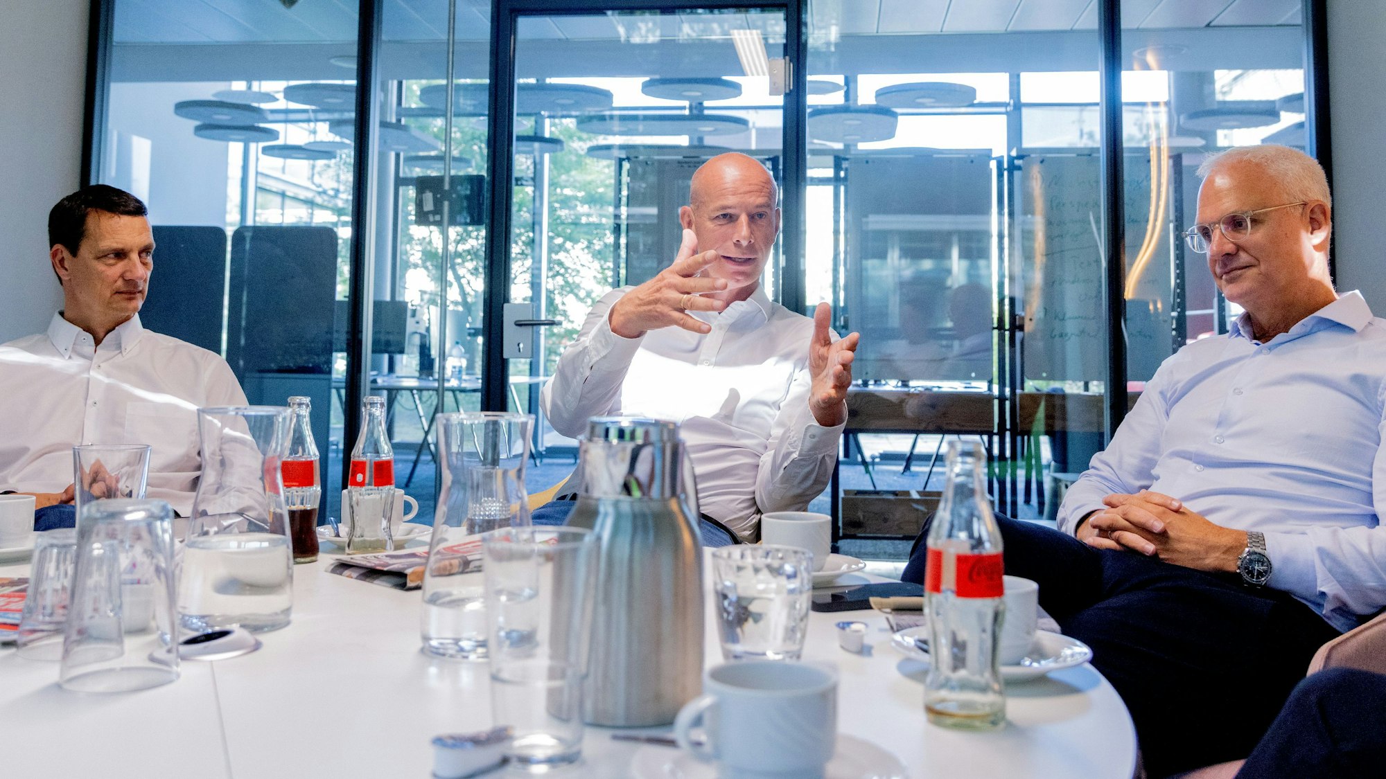 Jörn Stobbe (M.) mit seinen Mitstreitern Ulf Sobek (l.) und Jörg Alvermann beim Redaktionsgespräch im Neven Dumont Haus