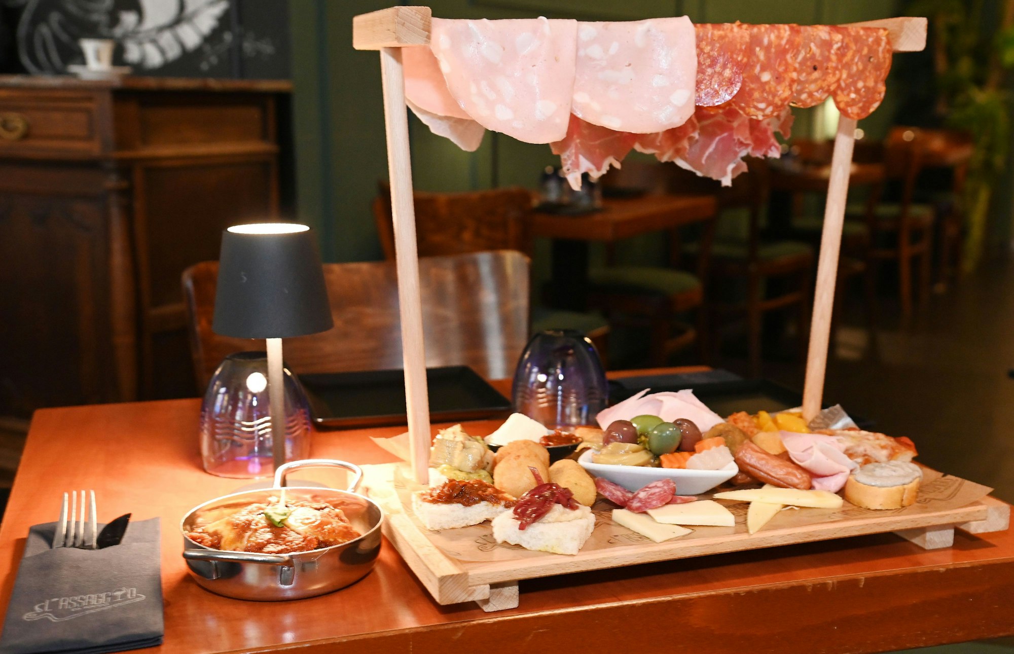 10.06.2025 Köln. Gastro-Kritik von Julia Floss über das Restaurant „L'assaggio Da Rocco“. Parmigiana di Melanzane (in der Schale) und Tagliere Fantasia. Foto: Alexander Schwaiger