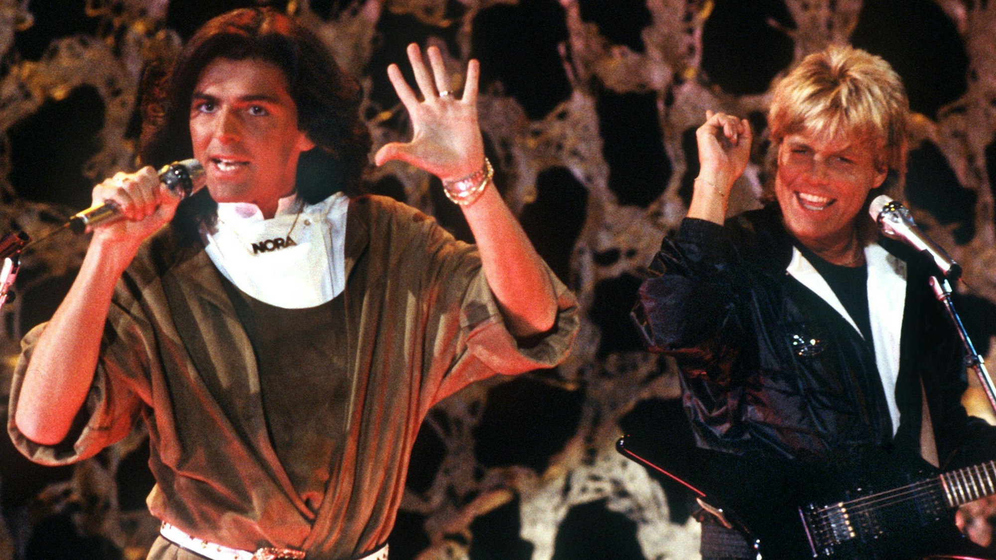 Das deutsche Pop-Duo Modern Talking performt.