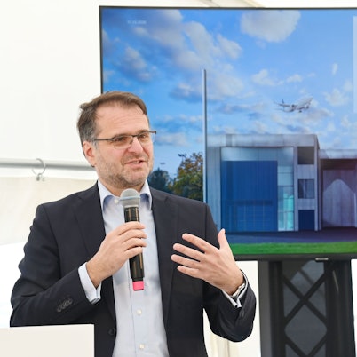 Der Vorstandsvorsitzende der Rhein-Energie, Andreas Feicht, beim Spatenstich für ein neues Holzheizwerk