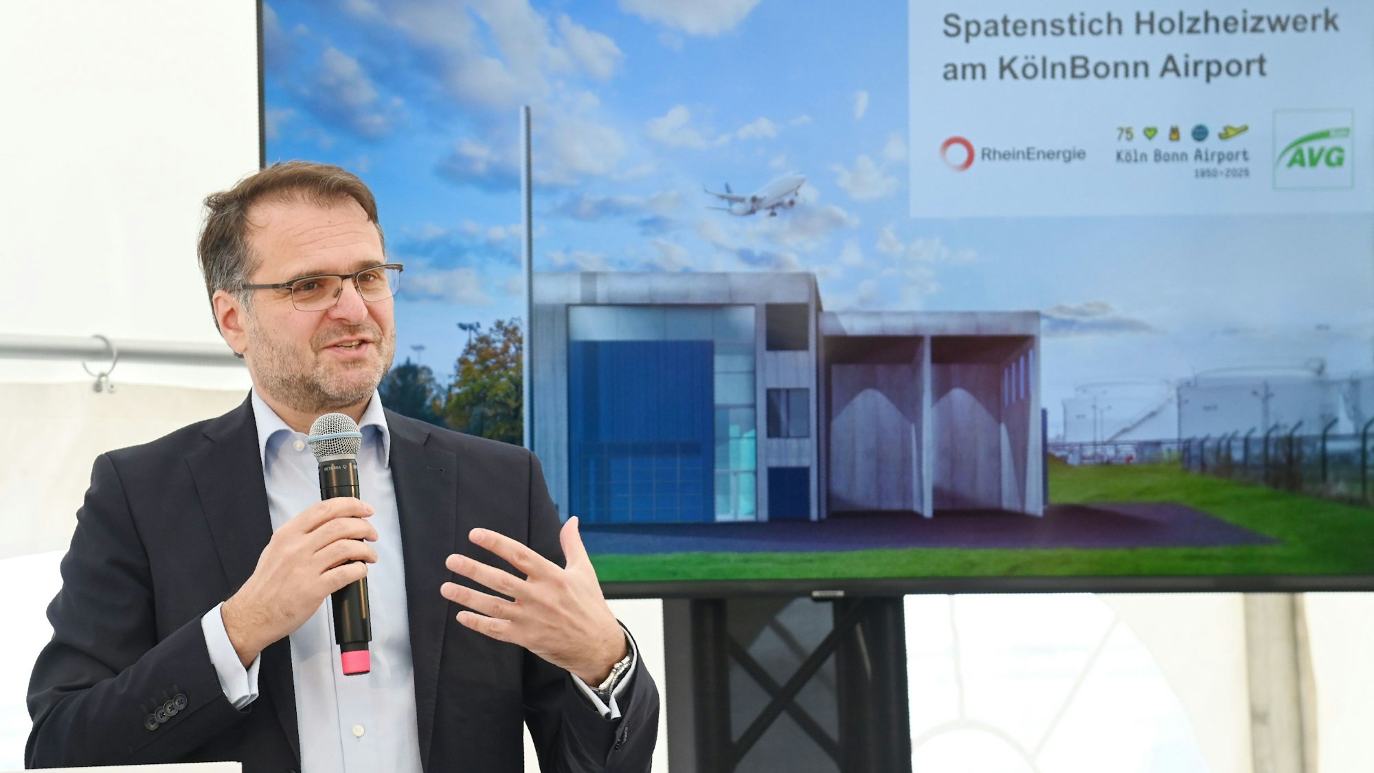 Der Vorstandsvorsitzende der Rhein-Energie, Andreas Feicht, beim Spatenstich für ein neues Holzheizwerk