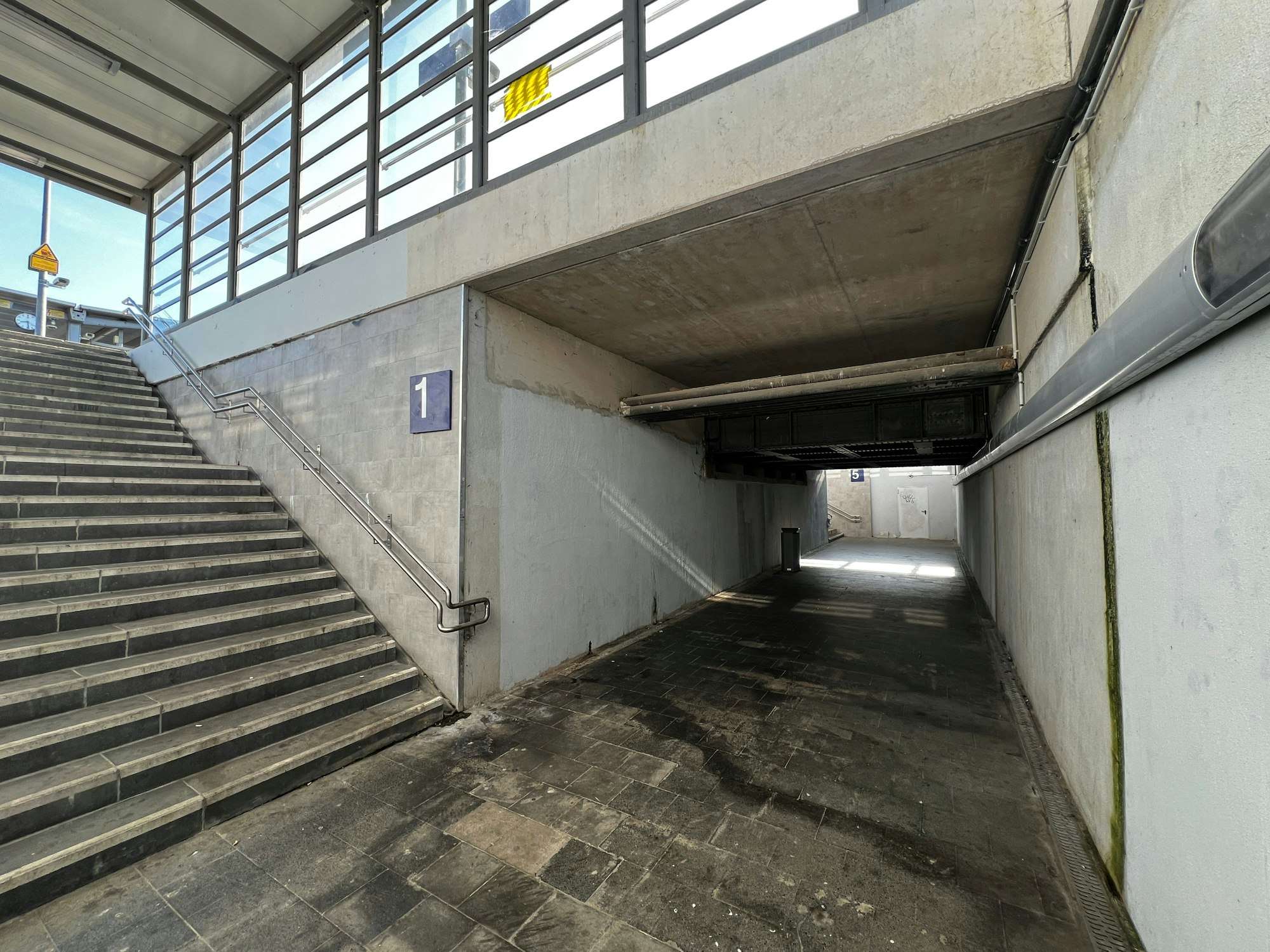 Die Unterführung verbindet die Gleise 1 und 5 im Bahnhof Opladen.