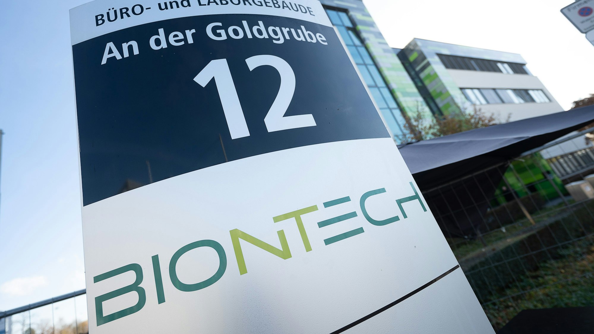 ARCHIV - 09.11.2021, Rheinland-Pfalz, Mainz: Das Biontech-Logo steht auf einem Schild mit der Adress An der Goldgrube 12. Der Corona-Impfstoffhersteller Biontech stellt heute seine Umsatzzahlen für das 3. Quartal 2021 vor. (zu dpa: «Deutscher Pharmadeal - Biontech greift nach Curevac») Foto: Sebastian Gollnow/dpa +++ dpa-Bildfunk +++