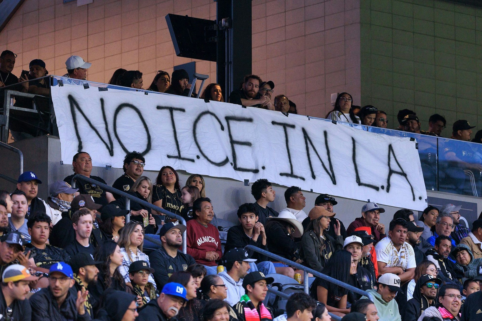 Auch im Fußball regt sich Protest gegen die Trump-Politik.