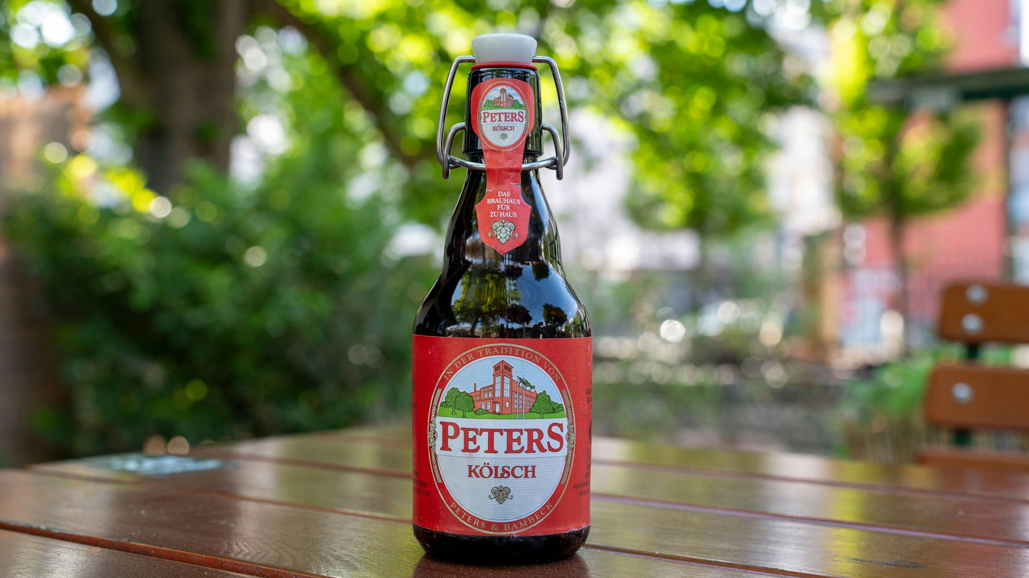 Durch die Bügelflasche hebt sich Peters optisch erstmal von den anderen Marken ab.