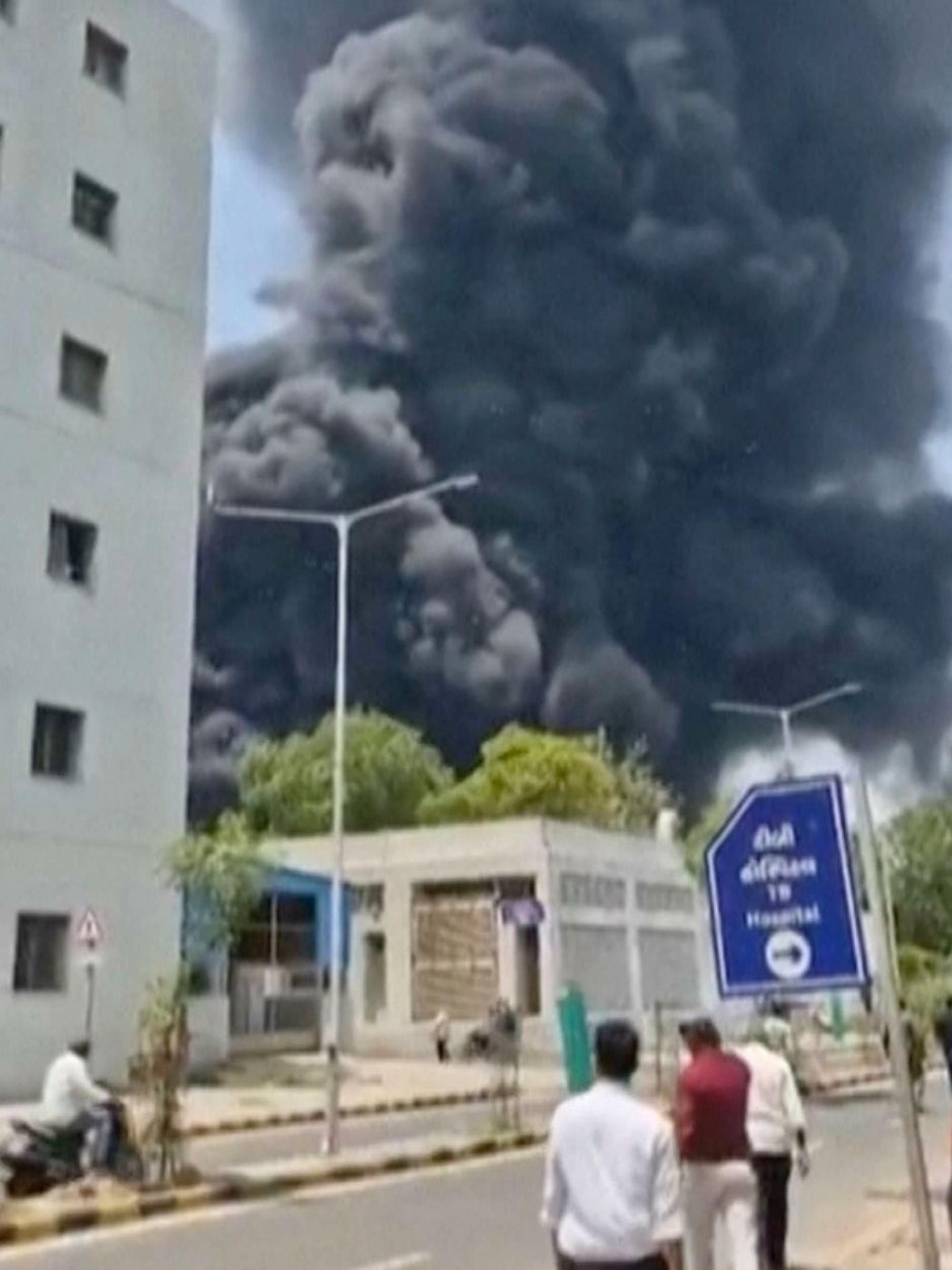 12.06.2025, Indien, Ahmedabad: *** VIDEOGRAB *** Rauch steigt nach dem Absturz eines Flugzeugs in Ahmedabad im indischen Bundesstaat Gujarat auf. Foto: MOHAN NAKUM/MOHAN NAKUM/AP/dpa +++ dpa-Bildfunk +++