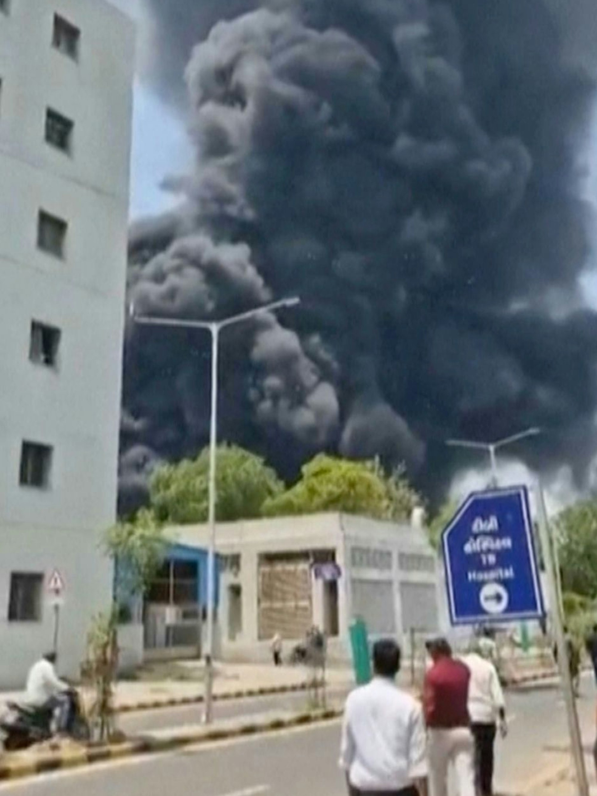 12.06.2025, Indien, Ahmedabad: *** VIDEOGRAB *** Rauch steigt nach dem Absturz eines Flugzeugs in Ahmedabad im indischen Bundesstaat Gujarat auf. Foto: MOHAN NAKUM/MOHAN NAKUM/AP/dpa +++ dpa-Bildfunk +++