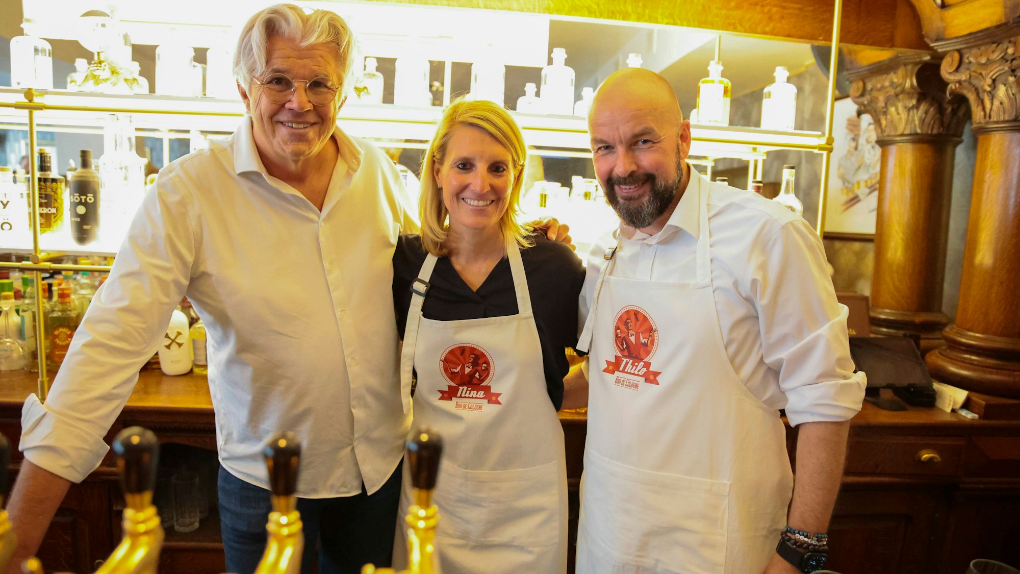 11.06.205, Köln Equipe de Bar: vl.n.r.: Bernhard Böringer ( Organisator) und Gast Barkeeper Nina Luig (KD Köln-DüsseldorferRheinschiffahrts GmbH) und Thilo Schmid (Köln Bonn Airport). Bar de Cologne. Networking Concept in der Lorbass Bar. Foto:Dirk Borm