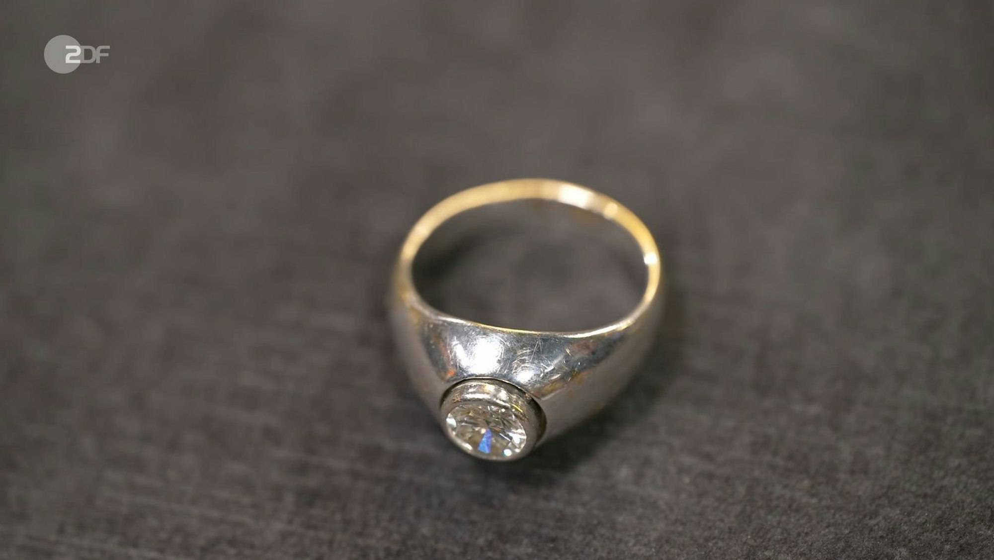 Zum krönenden Abschluss wechselte in dieser Folge ein funkelnder Diamantring den Besitzer. Gefertigt aus 585er-Gold, stammte er vermutlich aus den 1970er- oder 80er-Jahren. Die Expertin erfüllte nicht nur den Wunschpreis von 1.500 Euro, sondern legte mit ihrer Schätzung von 1.600 bis 1.900 Euro noch ein paar Hunderter obendrauf. (Bild: ZDF)