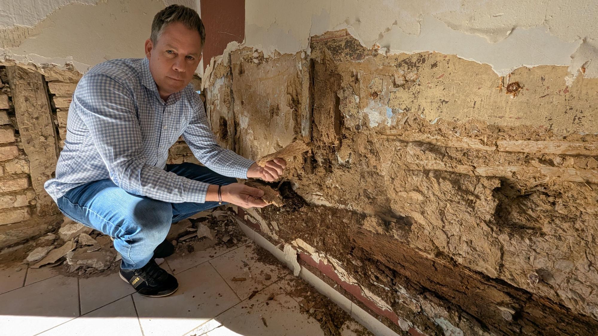 Das Foto zeigt Marcel Pohl vor einer aufgebrochenen Wand.