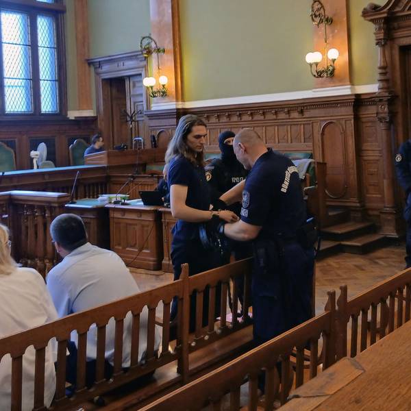 Der non-binären Person Maya T. aus Deutschland werden vor der Verhandlung die Handschellen abgenommen. Nach acht Tagen Hungerstreik erscheint Maja T. erneut vor Gericht.