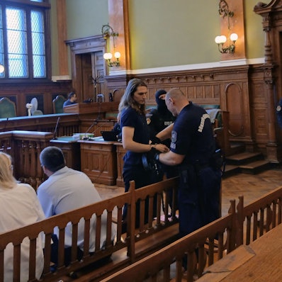 Der non-binären Person Maya T. aus Deutschland werden vor der Verhandlung die Handschellen abgenommen. Nach acht Tagen Hungerstreik erscheint Maja T. erneut vor Gericht.